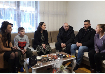 Obećana pomoć njihovim porodicama: Posjećeni dječaci koji su ranjeni na Badnji dan na Kosovu (FOTO)