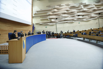 Dvije "trojke" potpisuju sporazum, za većinu im fale najmanje tri poslanika