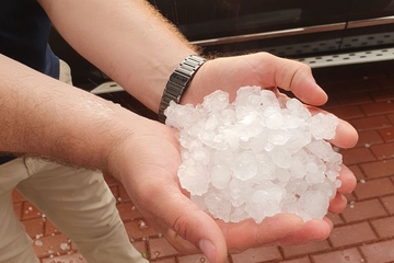 Jako nevrijeme u Banjaluci, led zabijelio dijelove grada (FOTO)