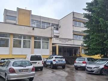 Evakuacija u tri banjalučke škole zbog dojave o bombi: U toku policijski pregledi