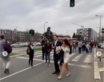I mladenci izašli na studentski protest u Srbiji (VIDEO)