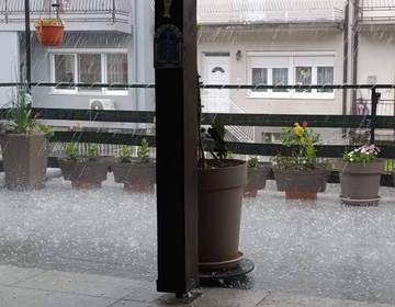 Snažno nevrijeme pogodilo Gradišku: Grad zabijelio ulice i krovove, dejstvovala protivgradna zaštita /FOTO/