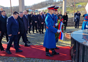 Položeni vijenci i cvijeće kod Spomen-kosturnice i kod Spomen-obilježja 12 beba