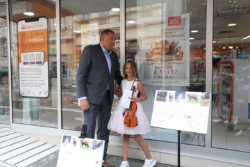 Dodik posjetio djevojčicu Vanju i poklonio novac za terapeutskog konja