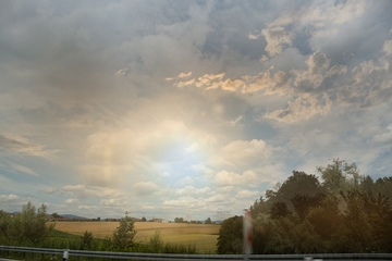 Danas sunčano i veoma toplo, posle podne kiša