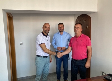 "Dar od srca" Kojadinović i Nešković doniraju novac za udžbenike osnovcima u Stanarima