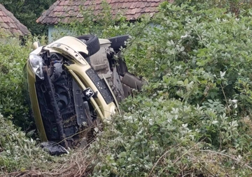 Vozača voze na Urgentni blok u Bijeljinu: Vozilo se prevrnulo pored puta (FOTO)