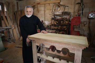 Sveštenik penzionerski mir pronašao u radionici