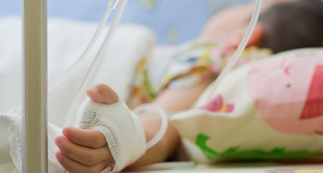 Očuh pretukao bebu, polomio joj ruke i noge