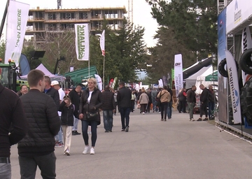 Poljoprivrednici i đaci iz Semberije na Sajmu poljoprivrede u Novom Sadu: Oduševljeni novim modelima traktora, kombajna… (FOTO)