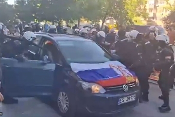 Tenzije u Novom Sadu: Blokirane ulice, privedeni autoprevoznik i njegov sin (VIDEO)