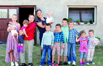 "Samo da djecu izvedem na pravi put" Samohrana majka 11 djece UTJEHU nalazi u DJECI, VJERI I PISANJU PJESAMA