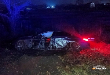 Teška nezgoda u Janji kod Bijeljine: Pijani vozač sletio sa puta (FOTO)