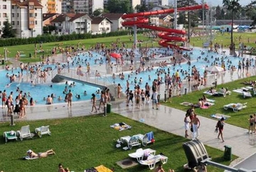 Žega i preskupa ljetovanja napunili bazene