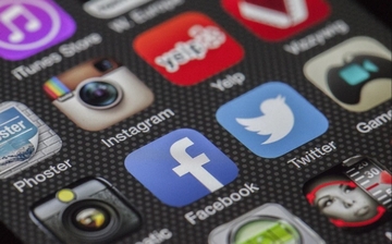 TOTALNI HAOS NA INTERNETU: Pale društvene mreže, problemi sa Guglom, na hiljade ljudi bez konekcije