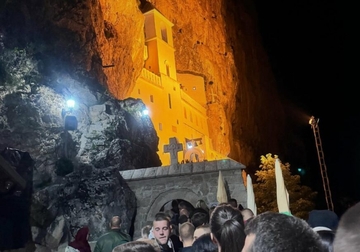 Hiljade vjernika čeka da se pokloni moštima Svetog Vasilija Ostroškog