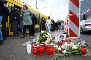 Građani se okupili kod tramvajske stanice da odaju počast žrtvama tragedije u Sarajevu