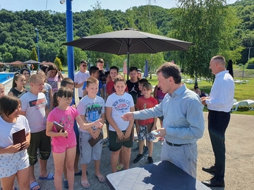 Čestitka načelnika Ugljevika Perića đacima-Učite, ali i družite se i volite se