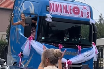 Snimak iz Srbije podijelio javnost: Djevojka puca iz pištolja iz kamiona