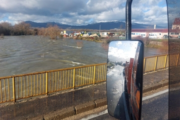 Voda blokirala put ka gatačkim selima