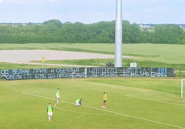 NAVIJAČI NEZADOVOLJNI Transparent protiv uprave Radnika