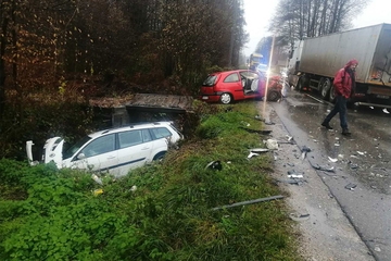 Težak sudar dva auta i kamiona, dvoje povrijeđenih