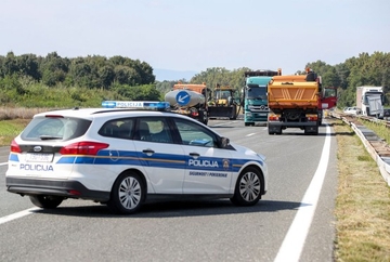 Vozač iz BiH prešao u suprotnu traku i sudario se s kombijem