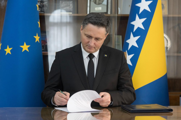 Bećiroviću smetaju "Bože pravde" i zastava Srbije