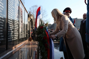 Srpska obilježava 33. rođendan: U to ime položeni vijenci na Spomenik palim borcima Republike Srpske