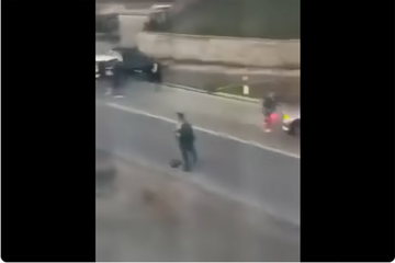 Novi snimak užasa iz Kladuše: Suvozač sjeo za volan i počeo da gazi ljude (VIDEO)