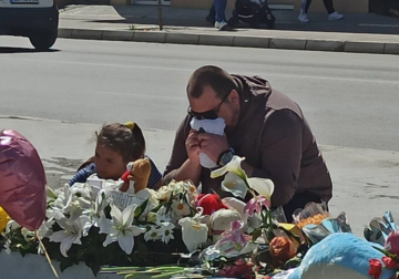 (FOTO) Potresno, roditelji male Danke (2) došli u centar Bora i ZAPALILI SVIJEĆE svojoj kćerkici