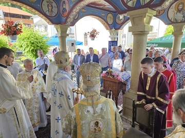 Velika proslava u Manastiru Tavna: Vjernici obilježili krsnu slavu Svete Trojice /FOTO/