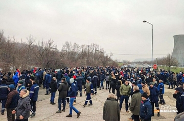Radnici RiTE Ugljevik ponovo blokirali put Bijeljina - Tuzla (FOTO) 