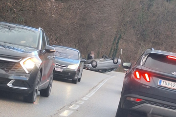 Udes kod Banjaluke, auto na krovu
