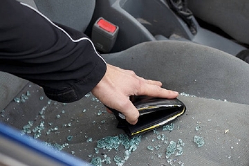 Državljanin BiH "operisao" po Inđiji: Krao novčanike u automobilima, a onda karticama podizao novac