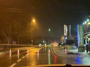 Teška nesreća u Brčkom: Dva automobila udarila pješaka