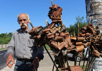 "Čuva običaje i popravlja budžet" Penzioner Vlado napravio stotinu petrovdanskih lila