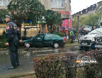 Nezgoda u centru Bijeljine: Sudarila se dva auta, od kojih se jedan zakucao u drvo (FOTO)