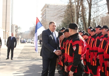 “POMOZ’ BOG JUNACI” Dodik ispred Palate Republike pozdravio 30 hrabrih spasilaca iz Turske (FOTO)
