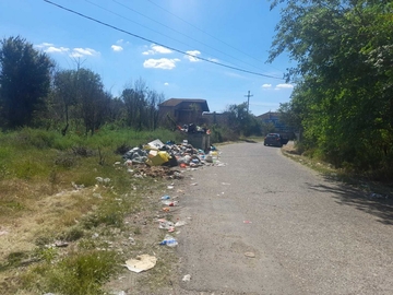 Građani zagađuju, nadležni ne reaguju: Ko je kriv za divlje deponije uz put Bijeljina - Amajlije? (FOTO)