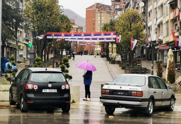 Posljednje pripreme za skup u Kosovskoj Mitrovici, odjekuje "Veseli se srpski rode"