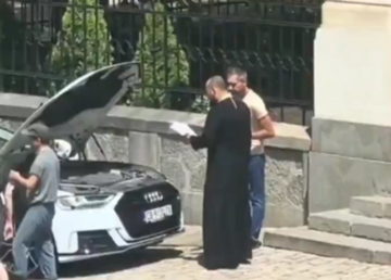 Sveštenik izašao iz crkve, pa PRIŠAO AUTU sa podignutom haubom i OČITAO MOLITVU