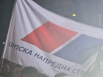 Zastava Vučićevog SNS-a na protestima u Banjaluci (VIDEO)