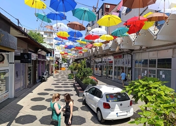 Bijeljina: Ulicu Miloša Crnjanskog od danas ponovo krase kišobrani (FOTO)