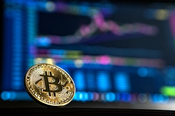 Trampove carine “srušile” Bitcoin: Pao na 62.858 dolara, peti mjesec zaredom u crvenom
