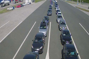 Kolaps na putevima: Duga čekanja na prelazima i obustave saobraćaja
