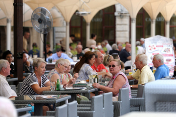 "Vazda vam je malo" Konobari iz Crne Gore se POŽALILI NA BAKŠIŠ, a gosti su ovako reagovali