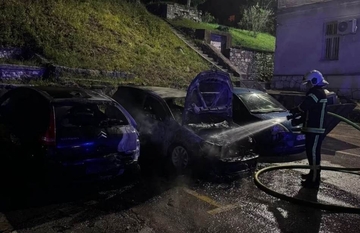 Policija identifikovala piromane: Dvojica Mostaraca uhapšena zbog požara na sedam automobila