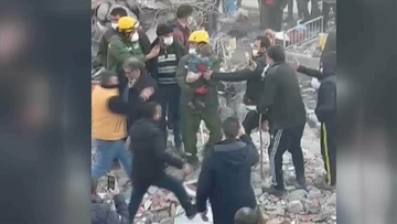 Trogodišnji dječak ispod ruševinama proveo 7 dana VIDEO