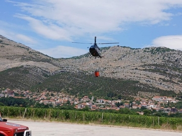 Požari na području Trebinja i dalje aktivni; Angažovan i helikopter MUP-a